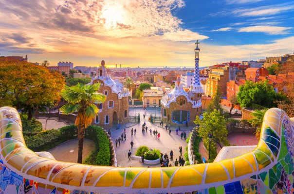 Barcelona - Entdecken Sie die majestätische Sagrada Família und tauchen Sie in den kulturellen Reichtum der bezaubernden Barcelona ein.