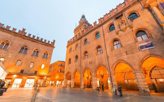 Bologna - Bologna, die Rote Stadt, verzaubert mit seinen bunten Dächern und mittelalterlichen Türmen.