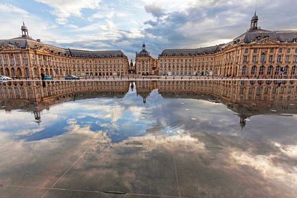 Bordeaux - Entdecken Sie die Cité du vin, die majestätische Place de la Bourse und Bummel entlang der Ufer der Garonne.