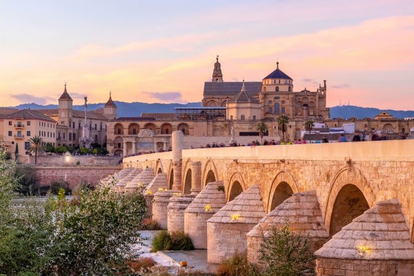 Cordoba - Cordoba, die historische Stadt Spaniens, beherbergt die berühmte Moschee-Cathedral, ein Juwel der maurischen Architektur.