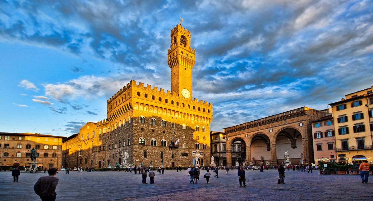 Erleben Sie La Dolce Vita in Italien, wo jede gepflasterte Straße, jeder delikate Geschmack und jeder Moment die italienische Lebenskunst verkörpert.