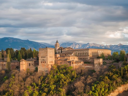 Grenada - Erleben Sie den andalusischen Traum in Granada, indem Sie den Alhambra Palast und das Albaicín Bezirk entdecken.