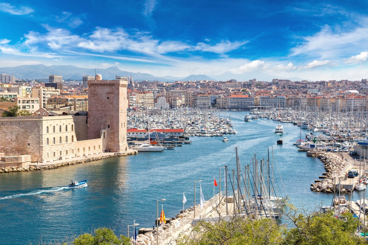 Sumérgete en la elegancia atemporal de Francia, entre sus pintorescas calles, su exquisita gastronomía y su rico patrimonio.