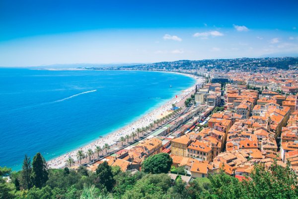 Nice - Wandern Sie entlang der Promenade des Anglais, um die mediterrane Süße von Nizza zu genießen.