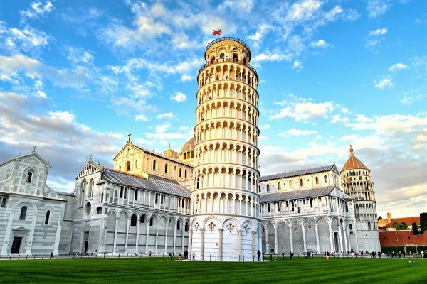 Pisa - Der berühmte lehnende Turm von Pisa zieht Tausende von Besuchern auf den majestätischen Wunderplatz.