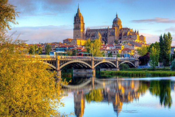 Salamanca - Salamanca ist berühmt für seinen majestätischen Plaza Mayor, ein Juwel der spanischen Barockarchitektur.