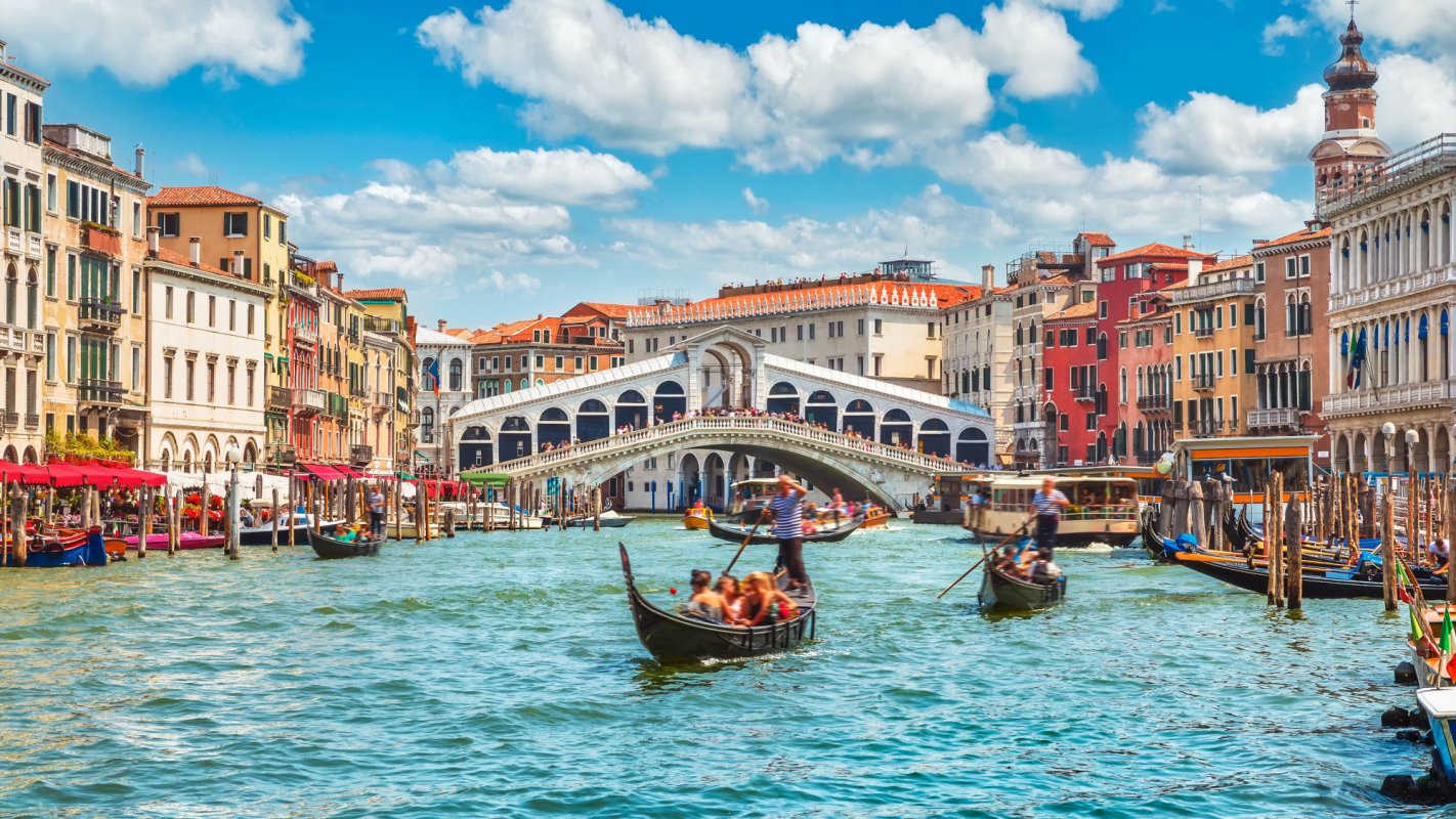 Experimente La Dolce Vita en Italia, donde cada calle adoquinada, cada sabor delicado y cada momento abraza el arte de vivir italiano.