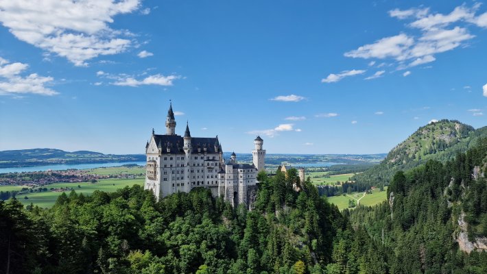 From the romantic banks of the Rhine to the majestic peaks of the Alps, Germany awaits you for an unforgettable adventure in the heart of Europe.