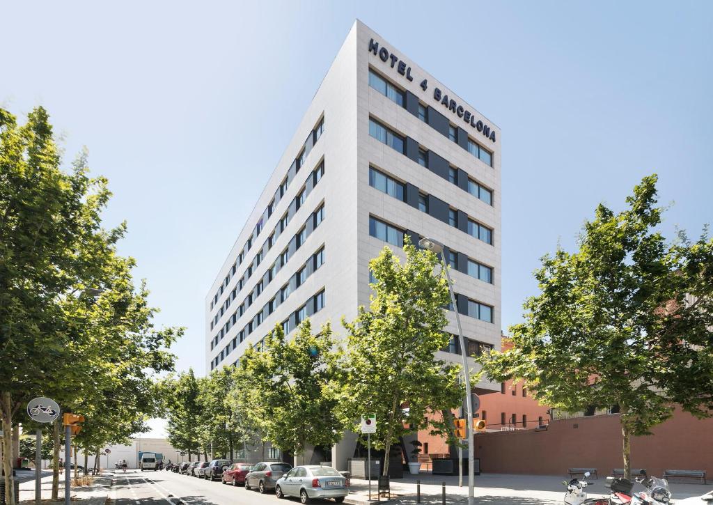 Dieses stilvolle Hotel bietet einen Fitnessraum und kostenfreies WLAN. Es liegt auf einer ruhigen Straße nur 6 Gehminuten vom Strand Bogatell und 300 m von der U-Bahn-Station Llacuna...