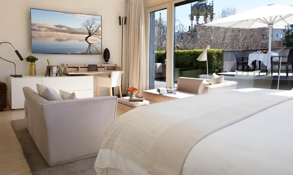 Located in Barcelona, 1.9 km from Park Güell, ABaC Restaurant Hotel Barcelona GL Monumento provides accommodation with a terrace, private parking, a...