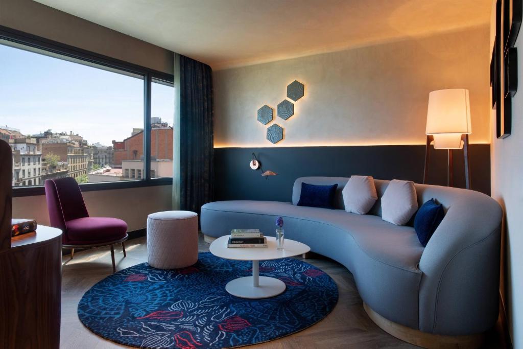 Renaissance Barcelone L'hôtel est situé au coeur de la ville, à quelques pas du Passeig de Gràcia, boulevard commerçant principal,...