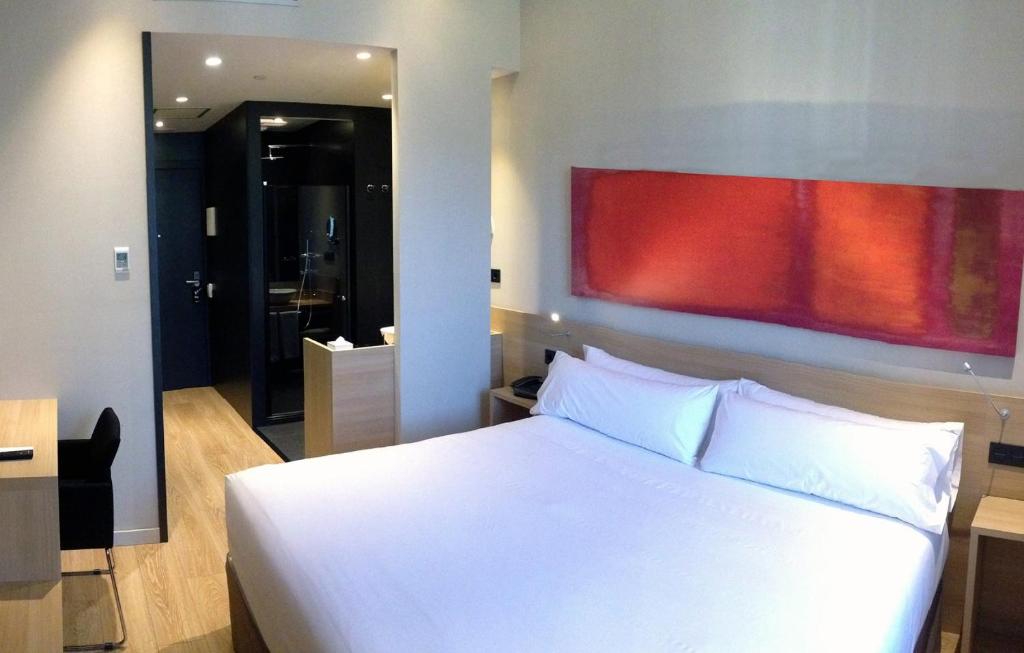 Situato a 400 metri dalla Plaça Catalunya di Barcellona, l'Hotel Àmbit Barcelona offre camere moderne e climatizzate con connessione WiFi gratuita.