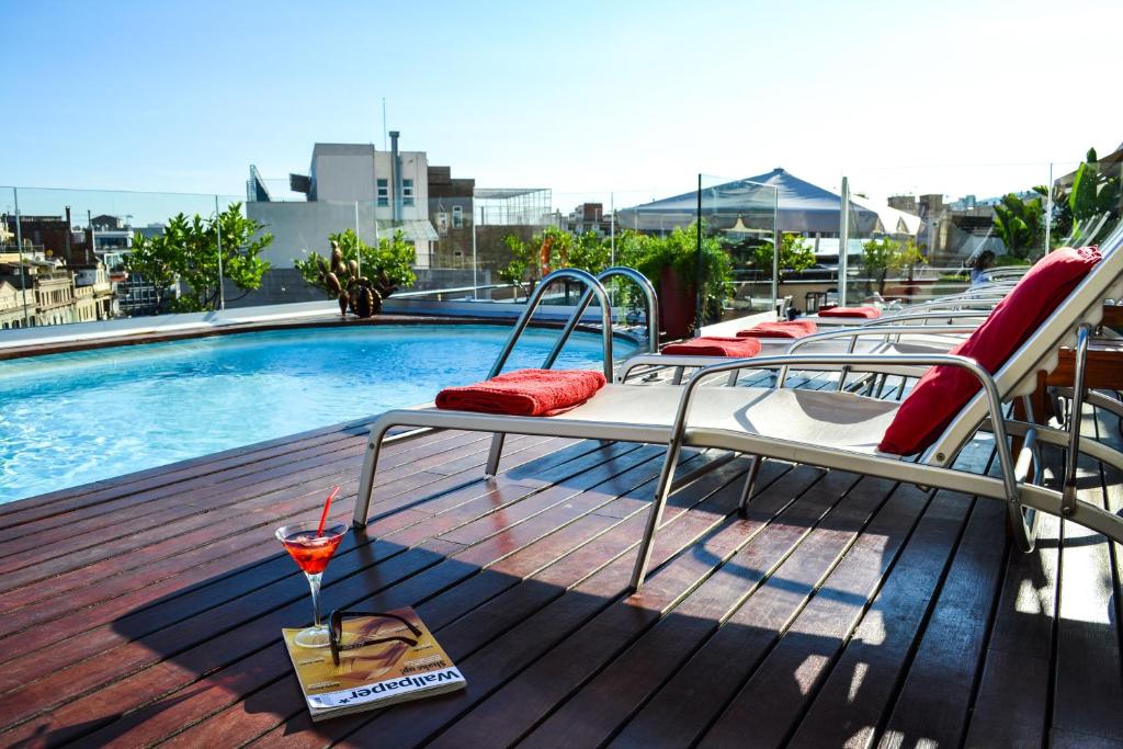 Situé dans le charmant boulevard Enric Granados, à 500 mètres du Passeig de Gràcia de Barcelone, cet élégant hôtel propose une salle de sport, un sauna et...