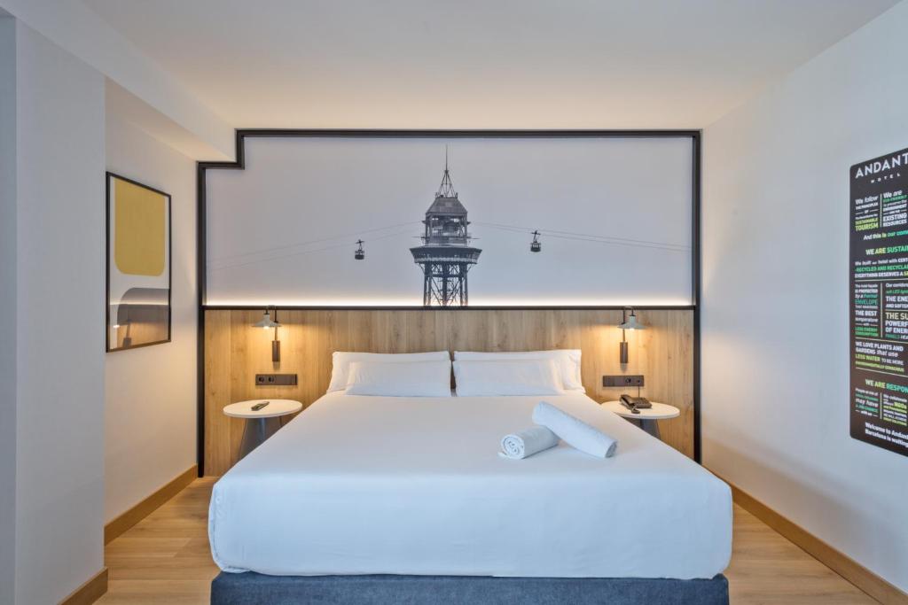 With a small rooftop pool offering great views over Barcelona, Andante Hotel is centrally located 350 metres from Drassanes Metro Station and La Rambla.