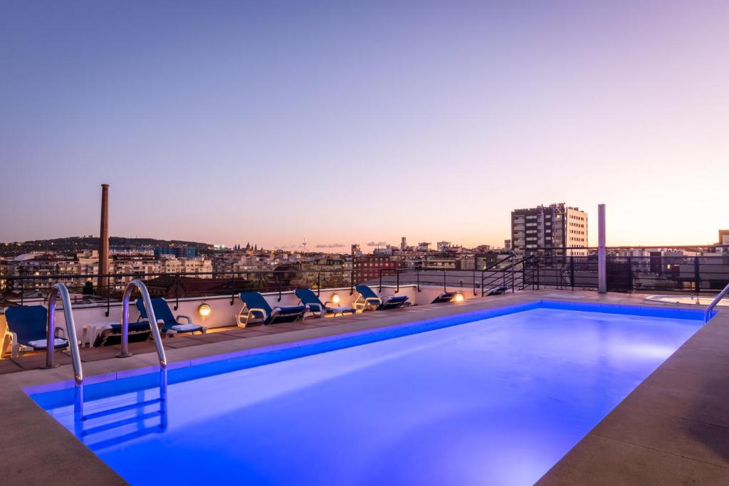 Featuring a rooftop terrace with a seasonal swimming pool and hot tub, as well as panoramic views of Barcelona, Sunotel Aston is a 3-minute walk from...