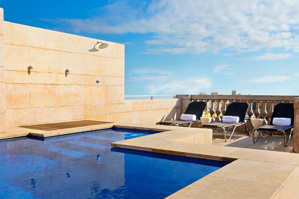 Astoria is just off Barcelona’s Diagonal Avenue, a 5-minute walk from Diagonal Metro Station and Paseo de Gracia Avenue.
