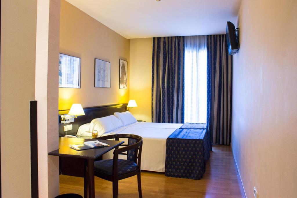 L'hôtel Atlantis se trouve à moins de 100 mètres de la Plaza Catalunya et de la station de métro Universitat à Barcelone.