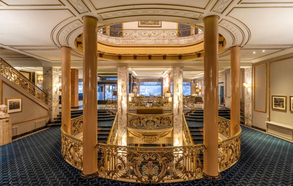 El Palacio de la Avenida El hotel está situado en la Gran Via de Barcelona, a 5 minutos a pie de Plaza Catalunya, La Rambla y Paseo de Gracia.