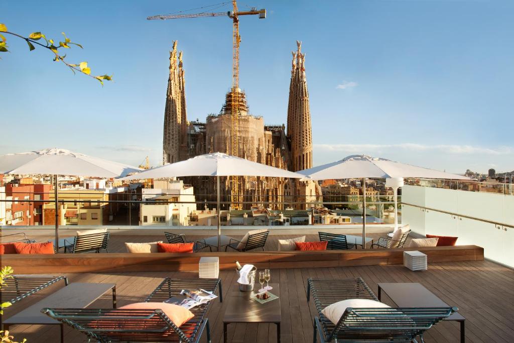 Situato a Barcellona, a 300 metri dalla Sagrada Familia, il Sercotel Hotel Rosellon offre sistemazioni a 4 stelle e un bar.