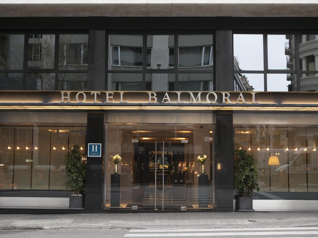 L'Hotel Balmoral dista 5 minuti a piedi dalla stazione della metropolitana Diagonal di Barcellona e dal viale Passeig de Gràcia.