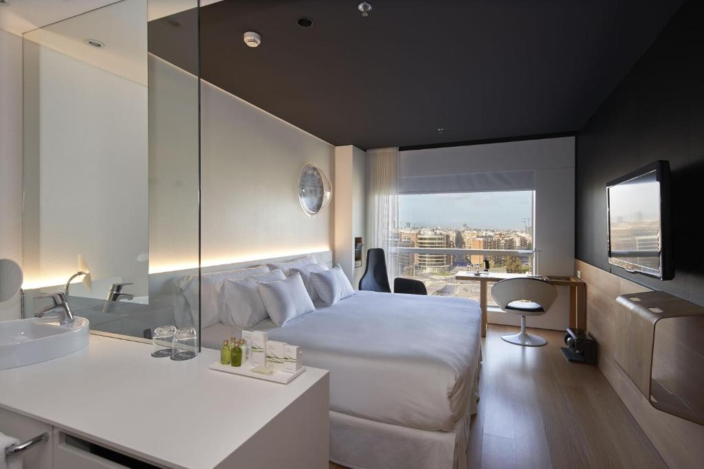 Situated above Barcelona Sants Train Station, Barceló Sants offers a subtle outer space theme throughout.