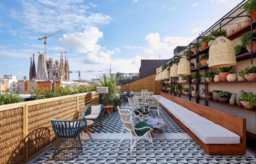 Set in Barcelona, 400 metres from Sagrada Familia, Radisson Blu 1882 Hotel, Barcelona Sagrada Familia has an outdoor pool and a fitness centre.
