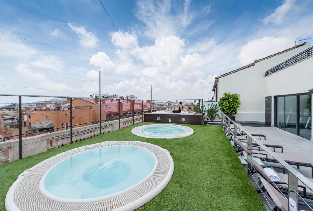 Barcelona Center is 400 metres from Barcelona’s Passeig de Gràcia Avenue, and a 15-minute walk from Plaza Catalunya.