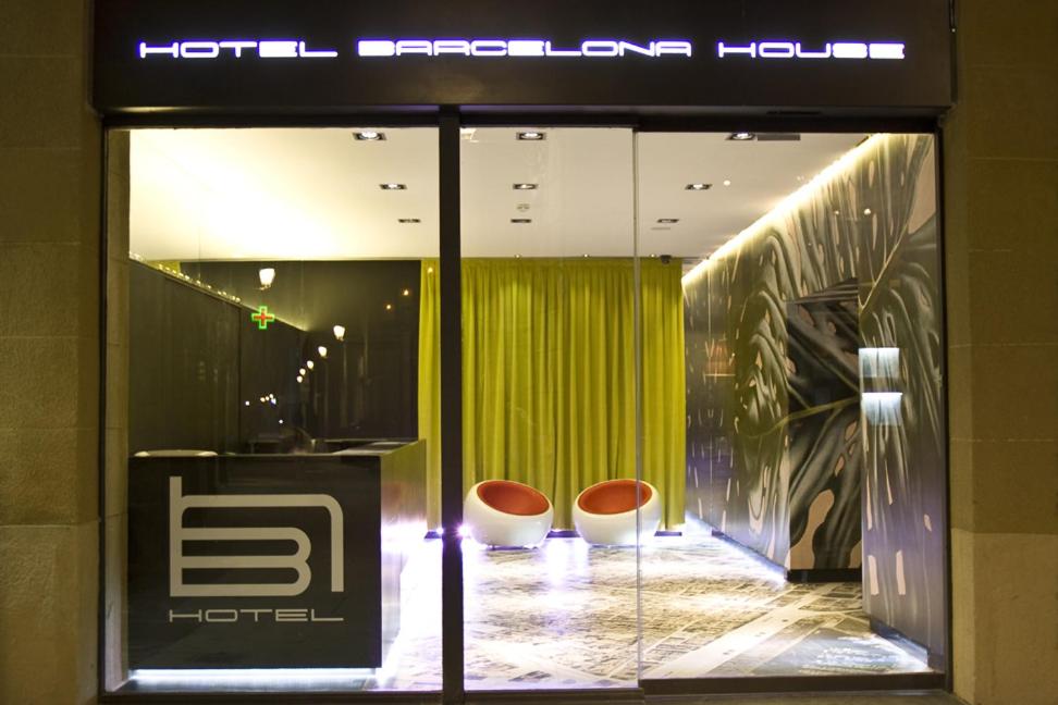 Le Barcelona House Hotel est situé dans le quartier gothique de Barcelone, à 80 mètres des Ramblas.