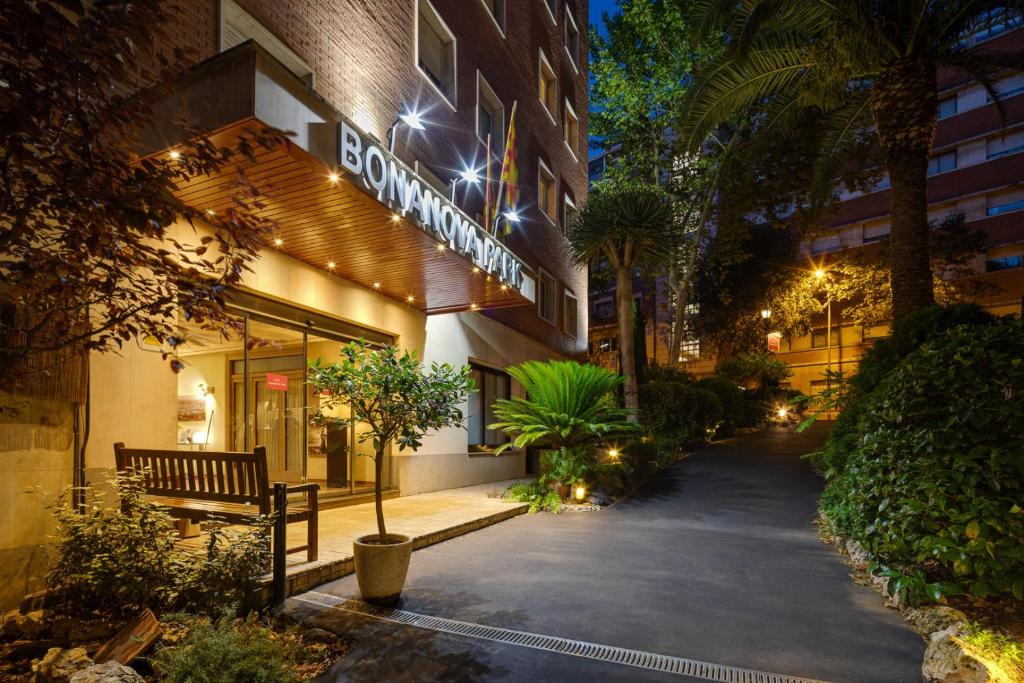 This family-run hotel is located 700 metres from the Politècnica de Catalunya University and Palau Reial Gardens.