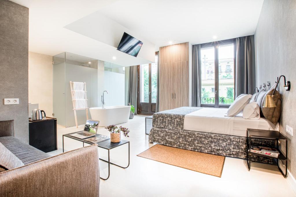 Situated in the Ciutat Vella district in Barcelona, Casa Lirio offers 2-star rooms with free WiFi.