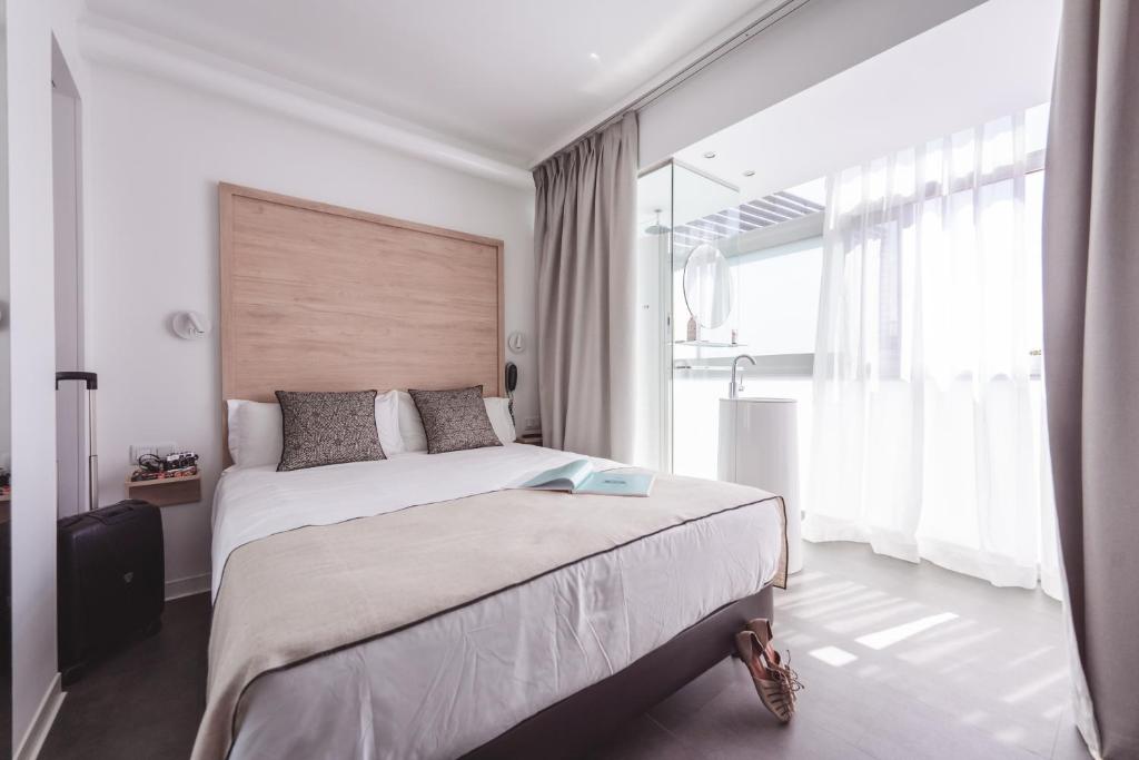 Situated 400 metres from Las Ramblas, Casa Lit Barcelona by Ona offers a rooftop terrace with city and sea views.