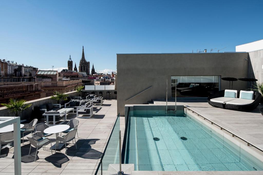 Catalogne Madeleine L'hôtel est situé à Barcelone, à 200 mètres de la cathédrale de Barcelone et dispose d'une terrasse avec une piscine extérieure...