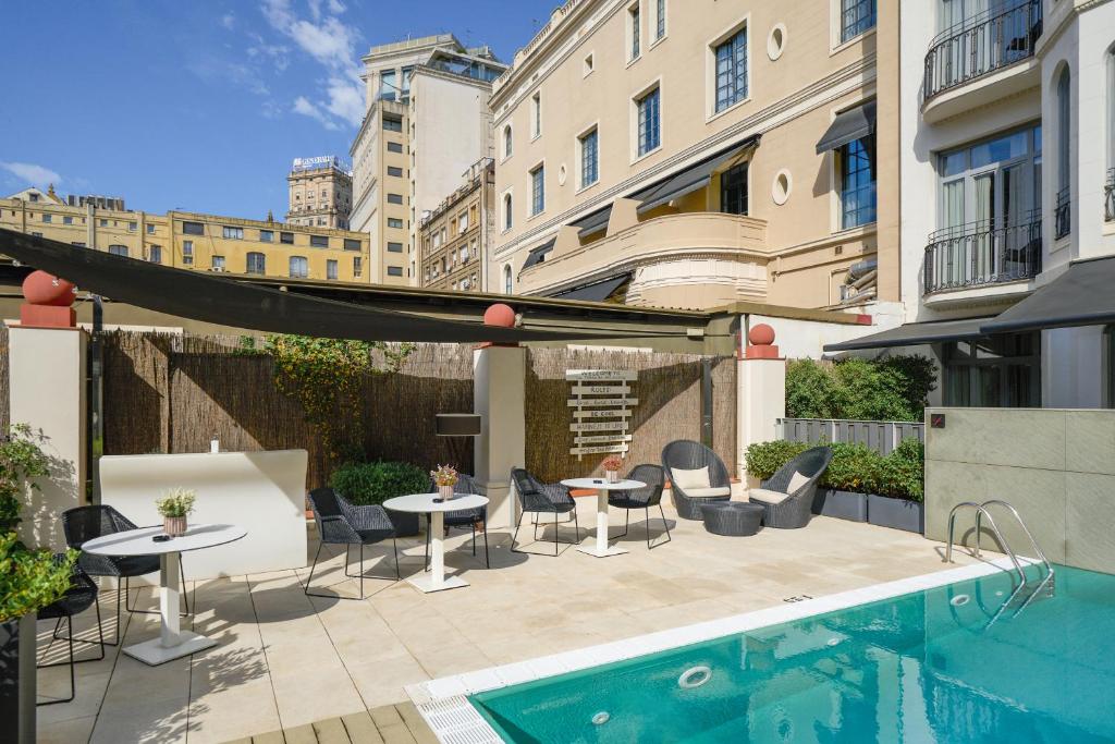 Located next to Barcelona’s Passeig de Gracia Boulevard, Catalonia Passeig de Gràcia 4* Sup offers an outdoor pool, a free gym, a terrace, free Wi-Fi and...