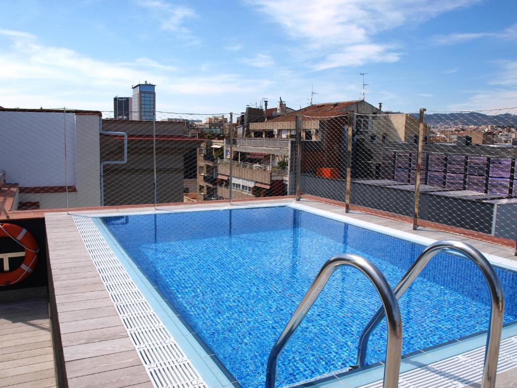 This hotel is located next to Avinguda Diagonal and Passeig de Gràcia, ideal for shopping.