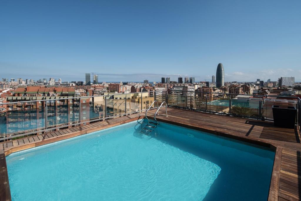 Situé à 3 arrêts de métro du centre de Barcelone, l'Atenas Catalonia possède une piscine sur le toit offrant une vue sur la Torre Agbar et la Sagrada Familia.