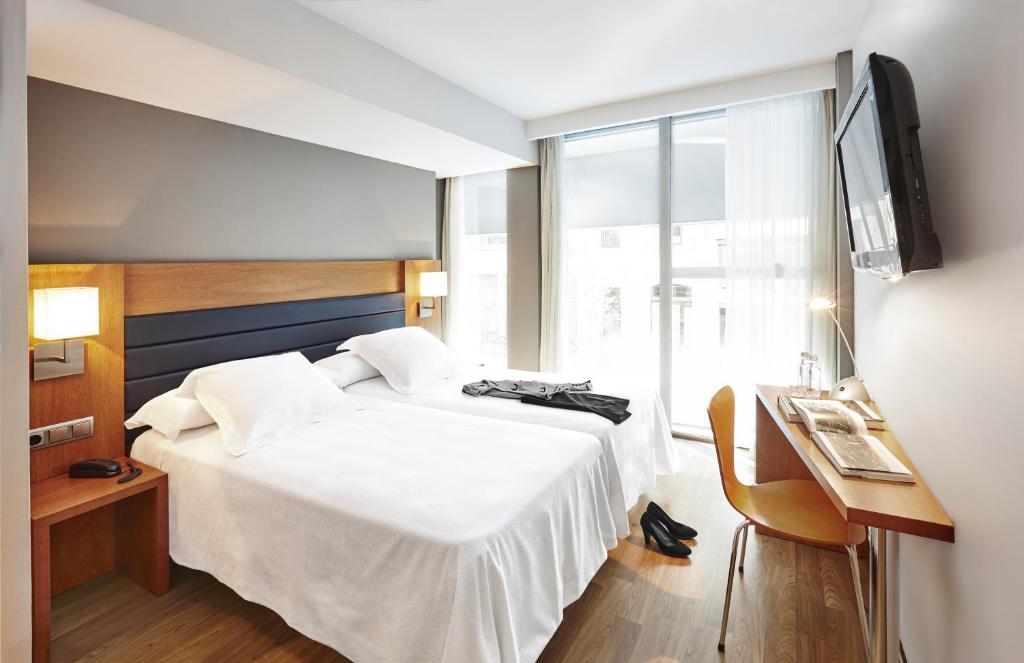Offering a central location, Barcelona Century Hotel is located in the Eixample district, just a short walk from the Ramblas and Passeig de Gracia.