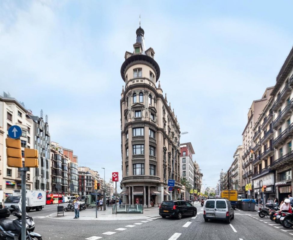 ITC Barcelona By Soho Boutique is set in an impressive historic building, next to Barcelona’s Universitat Metro Station.