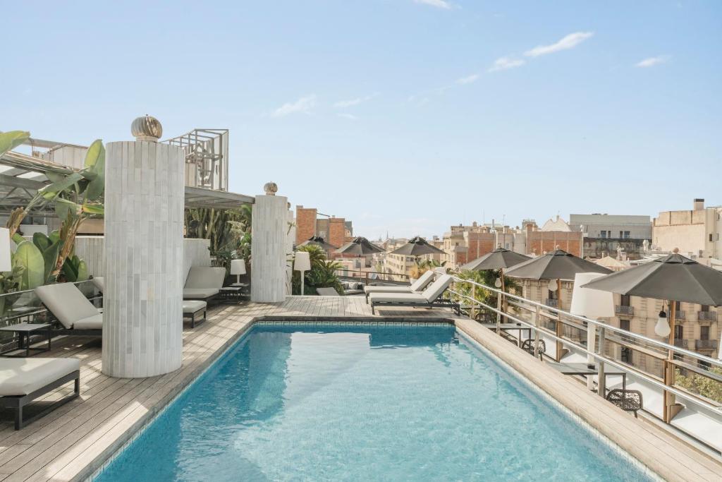 Situado justo fuera de Barcelona Passeig de Gràcia Boulevard, este lujoso hotel ofrece vistas a la ciudad desde su piscina en la azotea.
