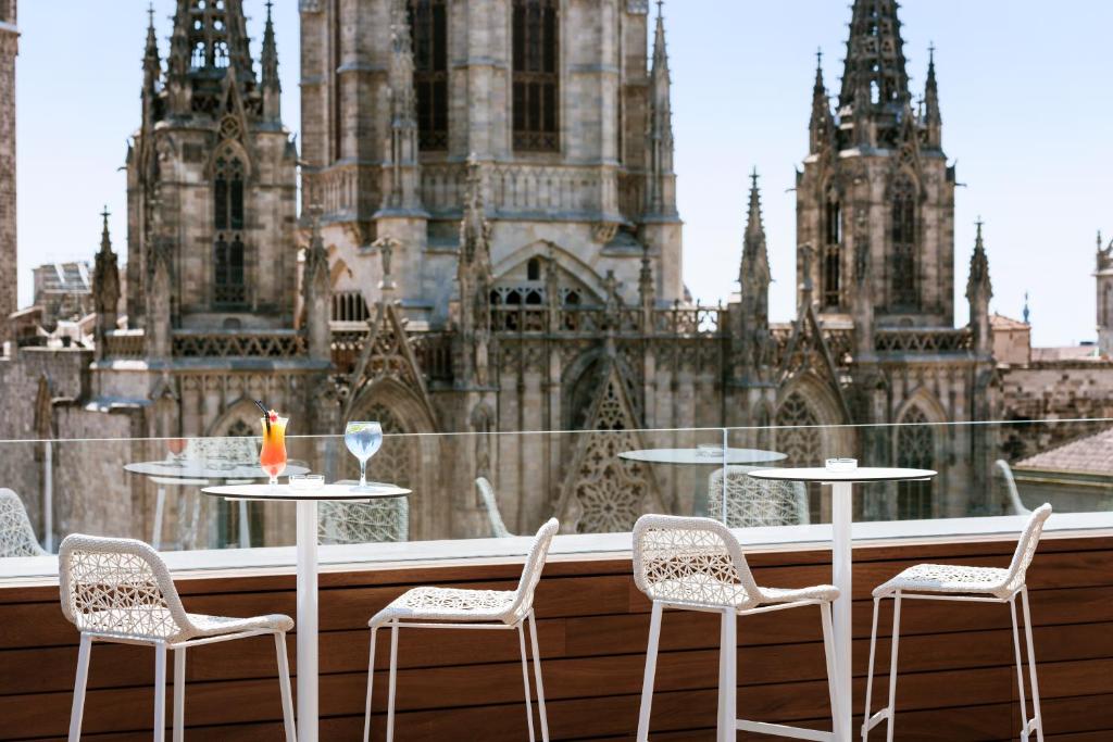 Located right opposite Barcelona Cathedral, this grand, neoclassic hotel is a 5-minute walk from Plaza Catalunya.