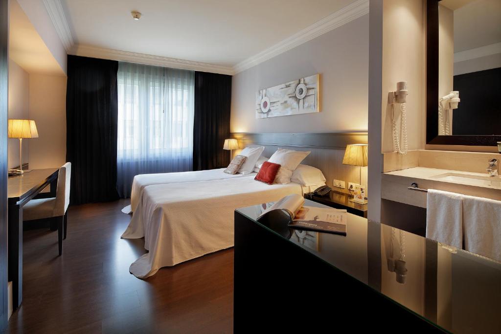 El Hotel Condado se encuentra a 200 metros de la Avenida Diagonal de Barcelona y a 10 minutos a pie de la estación de metro Diagonal.