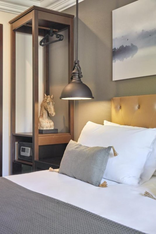 Situated in Barcelona, 2.4 km from Somorrostro Beach, Hotel Cortes Rambla features views of the city.