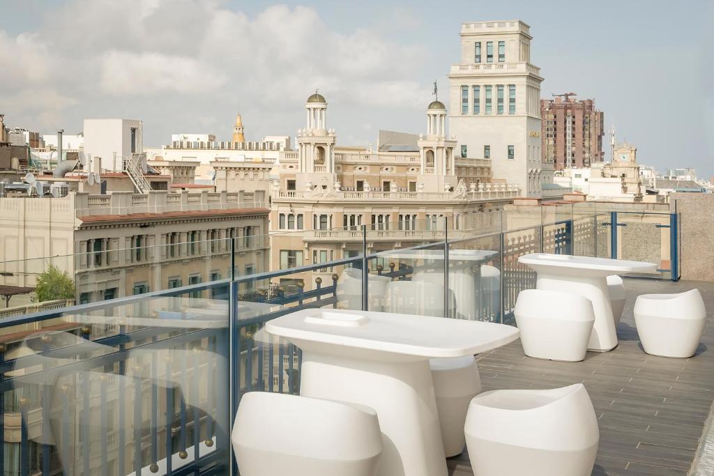 In a prime location in Barcelona, Exe Plaza Catalunya provides air-conditioned rooms, a terrace and free WiFi.