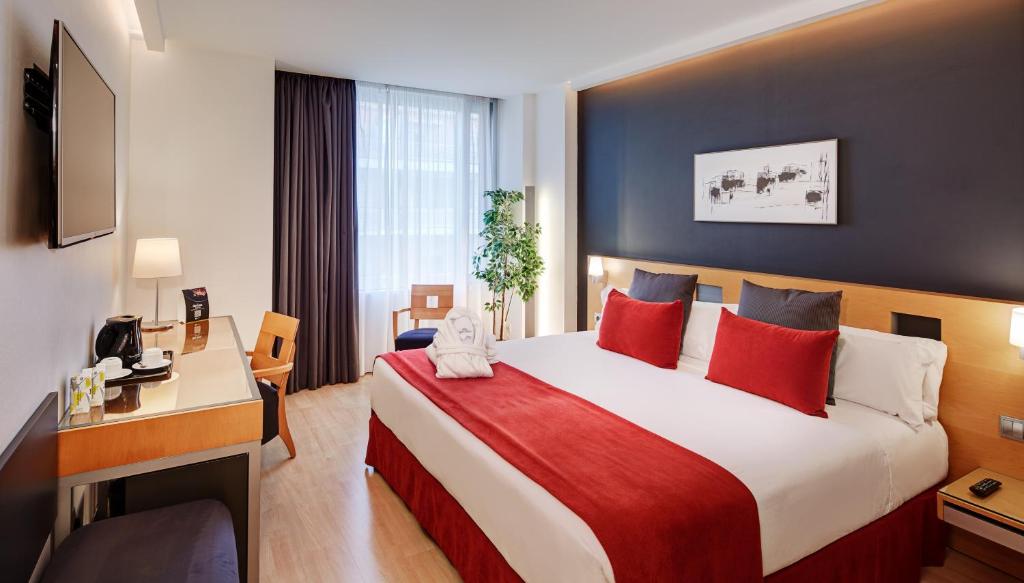 This design hotel is a 5-minute walk from Barcelona’s Arc de Triomf Metro Station and Estació del Nord Bus Station.