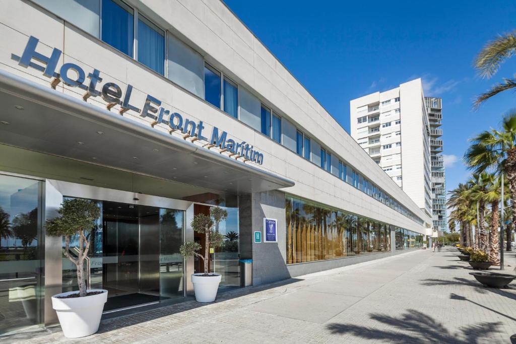 Das Front Maritim liegt 100 m vom Strand Nova Mar Bella entfernt und bietet kostenfreies WLAN und einen Fitnessraum mit einer Sauna.