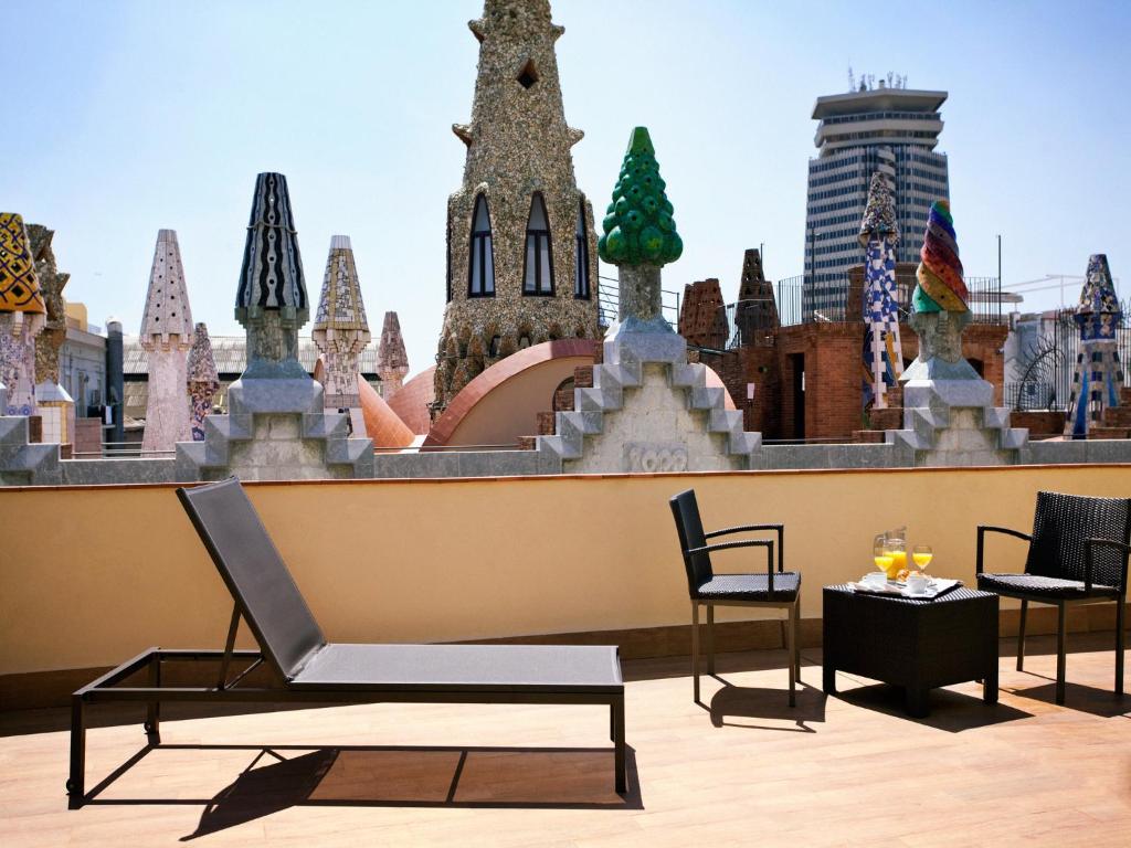 Das Gaudi Hotel liegt nur 50 m von der berühmten Las Ramblas in Barcelona entfernt und bietet eine Gemeinschaftsterrasse mit Blick auf das Palau Güell und die Stadt.