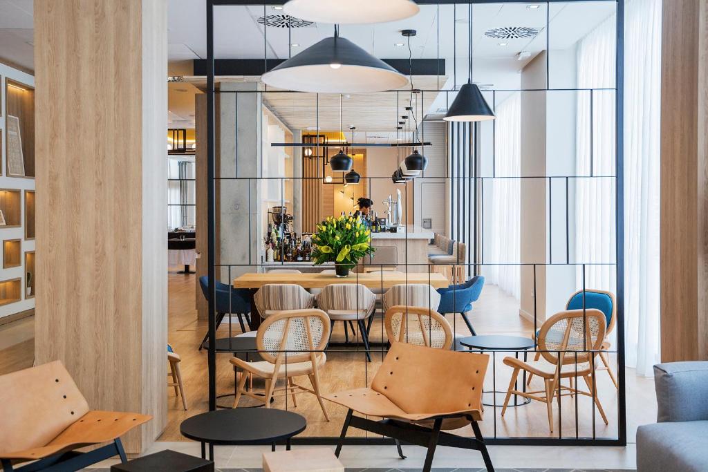 Situated in Barcelona, 1.4 km from Sagrada Familia, Golden Hotel Barcelona provides a rooftop terrace with outdoor swimming pool, jacuzzi and bar. 1.