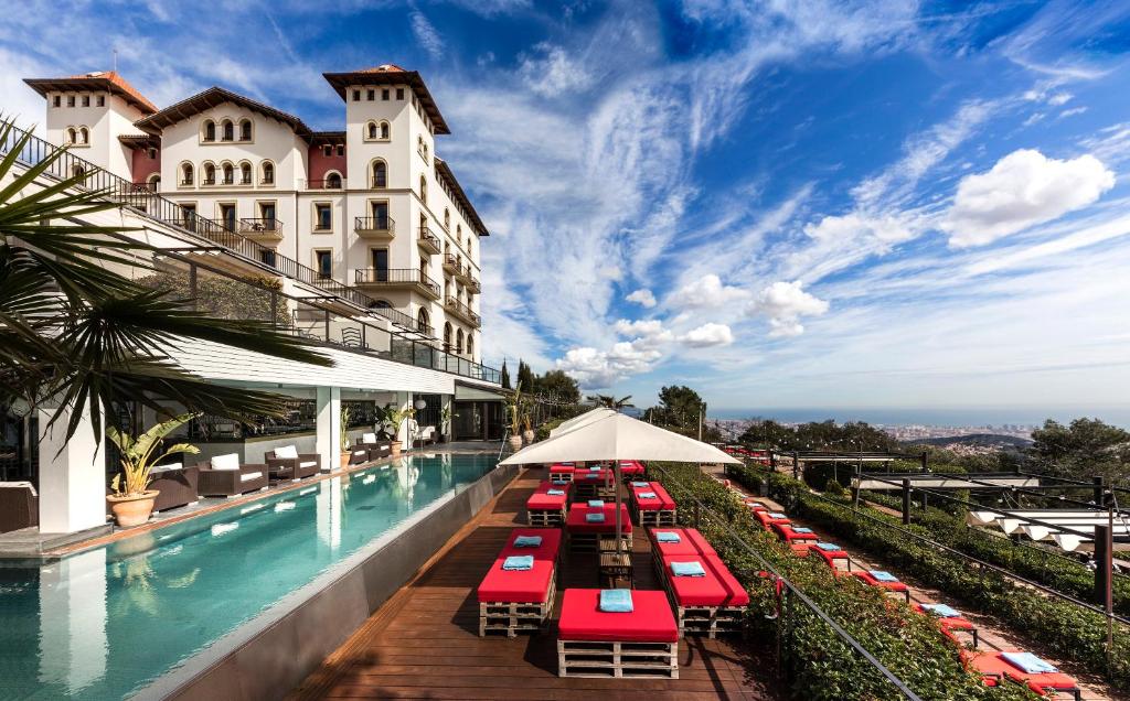Situé sur la colline Tibidabo, le 5 étoiles Gran Hotel La Florida G.L Monumento offre une vue sur Barcelone et la mer Méditerranée.