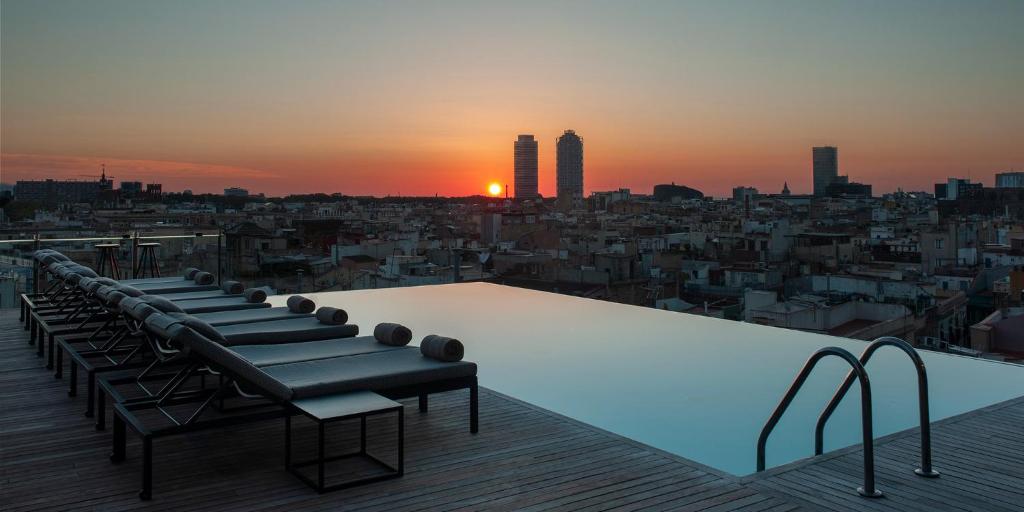 Grand Central Hotel Barcelona is a design hotel offering fantastic views of the Gothic Quarter and Barcelona Cathedral from its rooftop infinity pool.