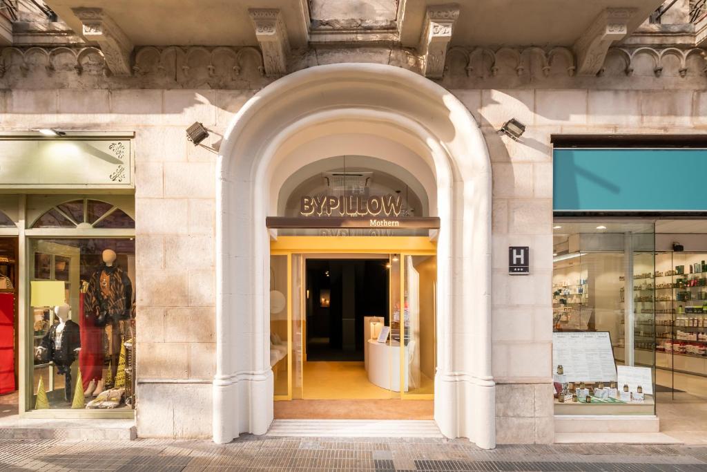 Situated just outside Barcelona’s central Plaza Catalunya Square, BYPILLLOW  Mothern  offers bright, air-conditioned rooms with free Wi-Fi and satellite...
