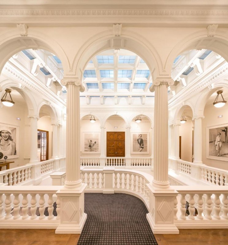 Granvia is set in an impressive 19th-century building, 100 metres from the shops and restaurants of Passeig de Gràcia.